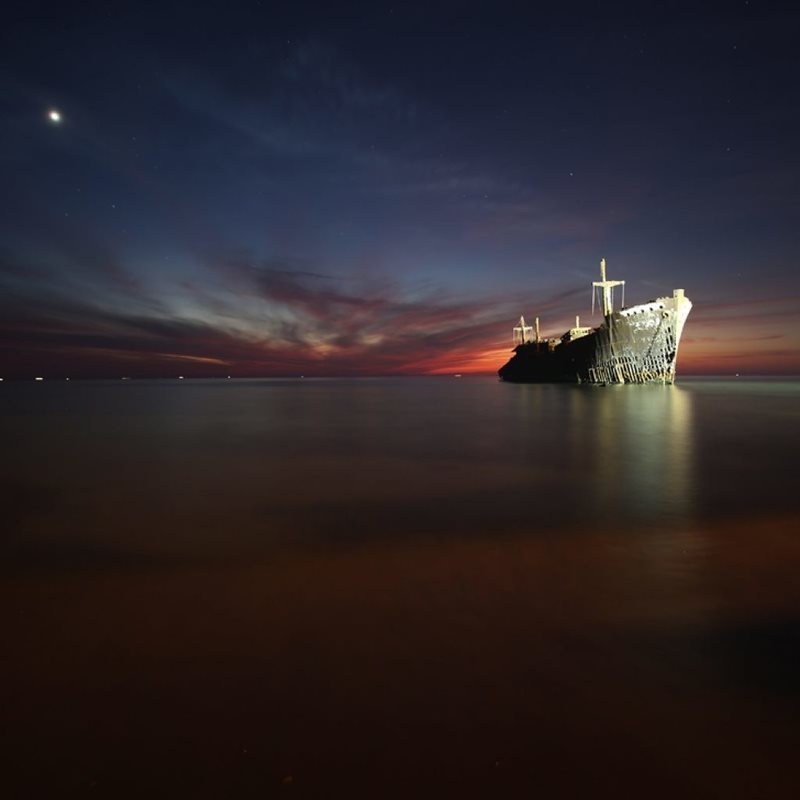 شب زیبای جزیره در کنار کشتی به خواب رفته.